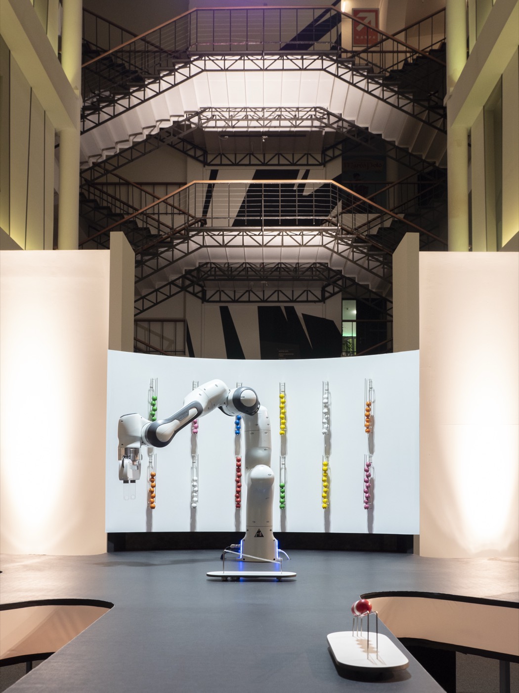Nahaufnahme des weißen Roboterarms an der Theke