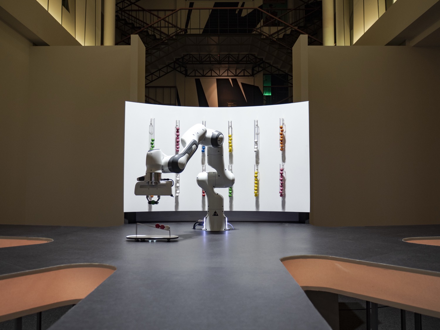 Gebauter Club mit Roboterarm vor einer gebogenen Leinwand